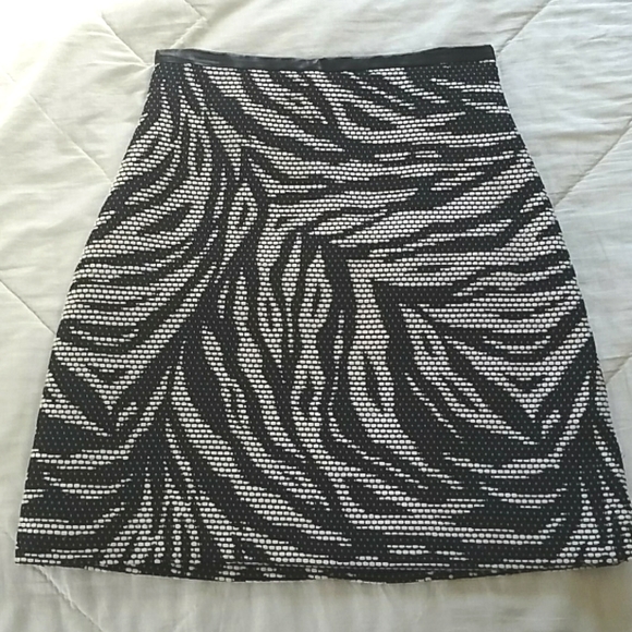 Black & White Textured Palm Print Mini Skirt - Picture 2 of 5